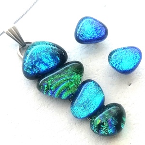 AKCIÓ! NEMESACÉL!  Kék-zöld kavicsok dichroic ékszerszett. - Meska.hu