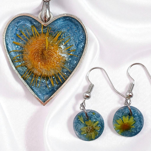 Napfényes Szív - Valódi Virágos Műgyanta Ékszerszett (Fülbevaló és Medál), Kék Színű, Ékszer, Ékszerszett, Ékszerkészítés, MESKA