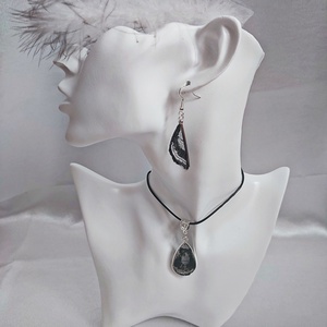 Fekete Csipkés Műgyanta Ékszerszett Fehér Virággal, Elegáns V-forma - ékszer - ékszerszett - Meska.hu