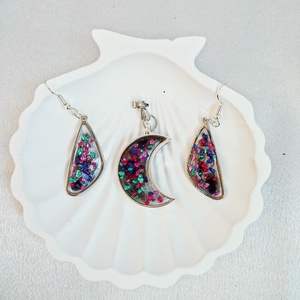 Holdfényes Csillogás - Egyedi Fülbevaló és Medál Szett, Színes Műgyanta Ékszer - ékszer - ékszerszett - Meska.hu