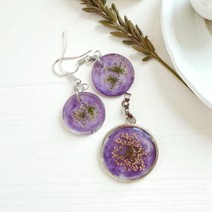 Ametiszt Est  Lila Gyöngyös Műgyanta Ékszerszett Fehér Virágokkal, Kerek Forma, Ékszer, Ékszerszett, Ékszerkészítés, MESKA