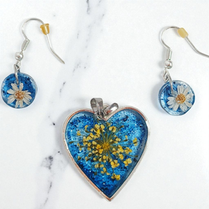 Égi Harmónia - Valódi Virágos Szív Medál és Fülbevaló Szett, Égkék Műgyanta Ékszer, Ékszer, Ékszerszett, Ékszerkészítés, MESKA