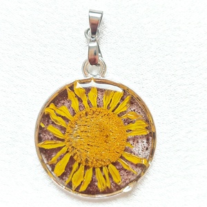 Napfényes Életöröm - Sárga virágos kör medál és fülbevaló műgyantában sötétbarna alapon - ékszer - ékszerszett - Meska.hu
