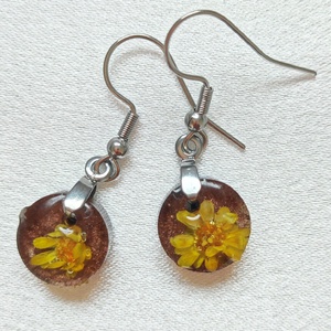 Napfényes Életöröm - Sárga virágos kör medál és fülbevaló műgyantában sötétbarna alapon - ékszer - ékszerszett - Meska.hu