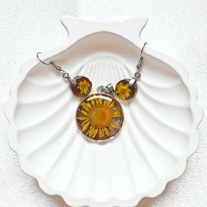 Napfényes Életöröm - Sárga virágos kör medál és fülbevaló műgyantában sötétbarna alapon - ékszer - ékszerszett - Meska.hu