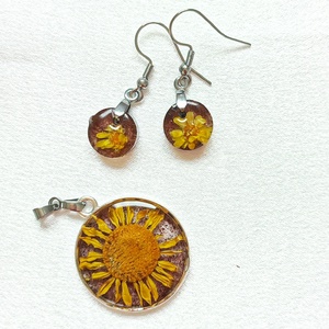 Napfényes Életöröm - Sárga virágos kör medál és fülbevaló műgyantában sötétbarna alapon, Ékszer, Ékszerszett, Ékszerkészítés, MESKA