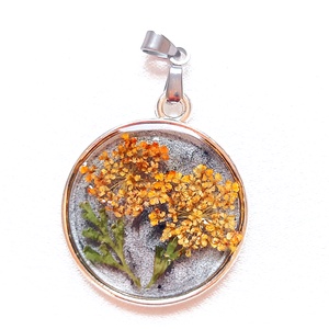 Őszirózsa Harmónia - Narancssárga virágos, kerek medál fekete alapon, Ékszer, Ékszerszett, Ékszerkészítés, MESKA