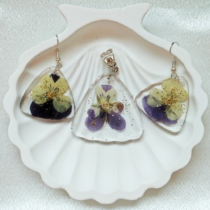 Bohém Árvácska  Lila-sárga virágos medál és fülbevaló csillogó gyantában - Meska.hu