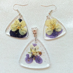 Bohém Árvácska � Lila-sárga virágos medál és fülbevaló csillogó gyantában - ékszer - ékszerszett - Meska.hu