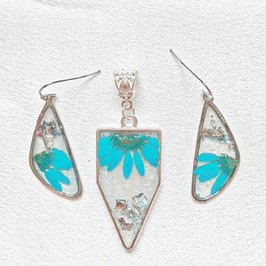 Égi Tiszta Kék - Türkiz virágos, ezüst pelyhes, keretes gyanta szett - ékszer - ékszerszett - Meska.hu