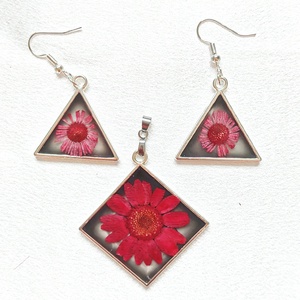 Dinamikus Kontraszt - Valódi Vörös virágos szett fém kerettel - ékszer - ékszerszett - Meska.hu