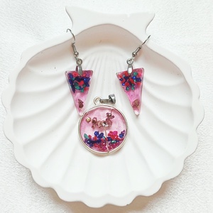 Málnás Kert  Színes kő- és virágdarabkás, pink gyanta szett - ékszer - ékszerszett - Meska.hu