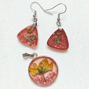 Kis kertem - sárga virág gyanta szett barna vörös alapon - Meska.hu