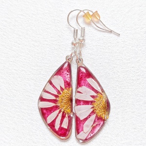 Százszorszép piros alapon lógó fülbevaló csillogó gyantában - Meska.hu