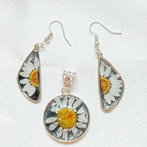 Klasszikus Margaréta - Fekete-fehér virágos gyanta szett, keretes kivitelben - Meska.hu