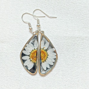 Klasszikus Margaréta - Fekete-fehér virágos gyanta szett, keretes kivitelben - ékszer - ékszerszett - Meska.hu