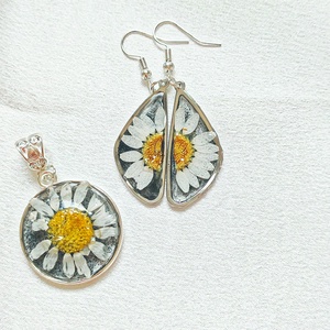 Klasszikus Margaréta - Fekete-fehér virágos gyanta szett, keretes kivitelben - ékszer - ékszerszett - Meska.hu