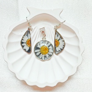 Klasszikus Margaréta - Fekete-fehér virágos gyanta szett, keretes kivitelben - ékszer - ékszerszett - Meska.hu