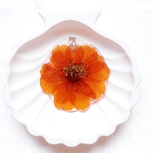 Lángoló Naplemente Medál  Nagyméretű, élénk narancssárga virág gyantában - Meska.hu