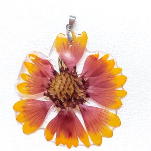 Aranyeső Virágmedál  sárga-vörös préselt virág, átlátszó gyantában - Meska.hu