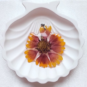 Aranyeső Virágmedál  sárga-vörös préselt virág, átlátszó gyantában - ékszer - ékszerszett - Meska.hu