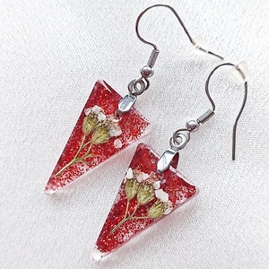 Tűz és Csillogás - Vörös csillámos, háromszög medál fehér virágokkal fülbevalóval - ékszer - ékszerszett - Meska.hu