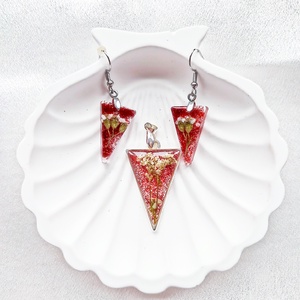 Tűz és Csillogás - Vörös csillámos, háromszög medál fehér virágokkal fülbevalóval - ékszer - ékszerszett - Meska.hu