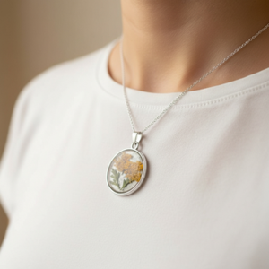 Őszirózsa Harmónia - Narancssárga virágos, kerek medál fekete alapon - ékszer - ékszerszett - Meska.hu