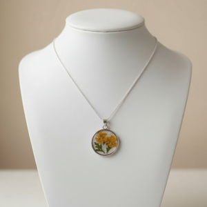 Őszirózsa Harmónia - Narancssárga virágos, kerek medál fekete alapon - ékszer - ékszerszett - Meska.hu