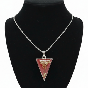 Tűz és Csillogás - Vörös csillámos, háromszög medál fehér virágokkal fülbevalóval - ékszer - ékszerszett - Meska.hu