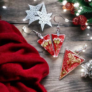 Tűz és Csillogás - Vörös csillámos, háromszög medál fehér virágokkal fülbevalóval, Ékszer, Ékszerszett, Ékszerkészítés, MESKA