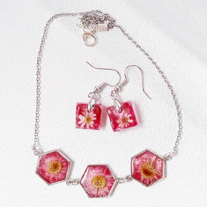 Nemes Piros Százszorszép és Jégvirágos Lila Álom � Hexagon medálos nyaklánc és fülbevaló Ékszer szett, Ékszer, Ékszerszett, Ékszerkészítés, MESKA
