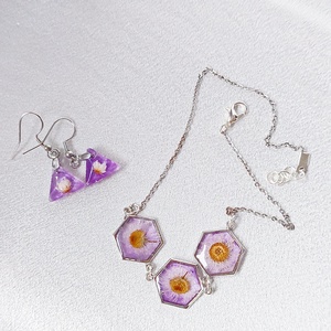 Nemes Piros Százszorszép és Jégvirágos Lila Álom � Hexagon medálos nyaklánc és fülbevaló Ékszer szett - ékszer - ékszerszett - Meska.hu