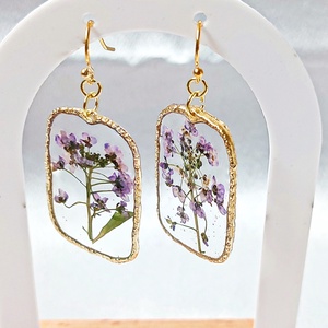 Elegáns szögletes fülbevaló valódi préselt lila virágokkal  - ékszer - fülbevaló - lógó fülbevaló - Meska.hu