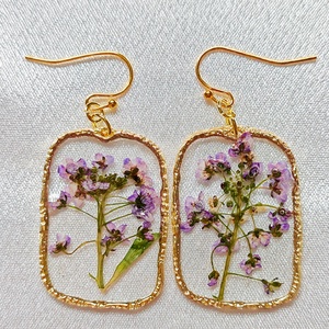 Elegáns szögletes fülbevaló valódi préselt lila virágokkal  - Meska.hu