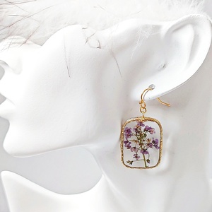 Elegáns szögletes fülbevaló valódi préselt lila virágokkal  - ékszer - fülbevaló - lógó fülbevaló - Meska.hu