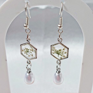 Elegáns apró lógó fülbevaló valódi préselt fehér virágokkal és gyöngyökkel - ékszer - fülbevaló - lógó fülbevaló - Meska.hu