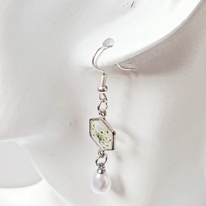 Elegáns apró lógó fülbevaló valódi préselt fehér virágokkal és gyöngyökkel - ékszer - fülbevaló - lógó fülbevaló - Meska.hu