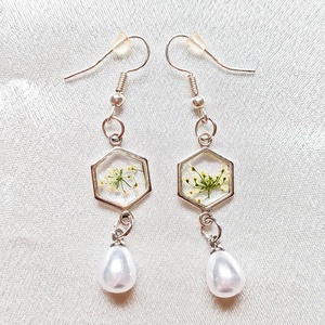 Elegáns apró lógó fülbevaló valódi préselt fehér virágokkal és gyöngyökkel - Meska.hu