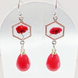 Elegáns apró lógó fülbevaló valódi préselt virágokkal piros gyöngyökkel - Meska.hu