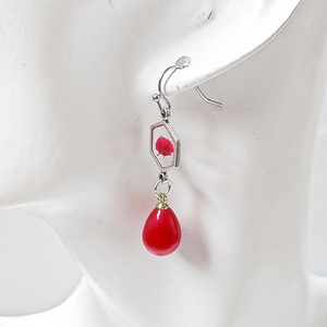 Elegáns apró lógó fülbevaló valódi préselt virágokkal piros gyöngyökkel - ékszer - fülbevaló - lógó fülbevaló - Meska.hu