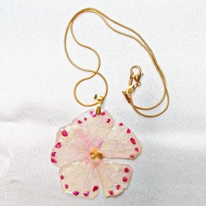 Tavaszi virág műgyanta medál apró kavicsokkal - ékszer - nyaklánc - medálos nyaklánc - Meska.hu