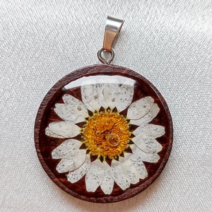 Fehér Margaréta Virág Műgyanta Kerek Medál Fa Színű Alapon, Ékszer, Nyaklánc, Medálos nyaklánc, Ékszerkészítés, MESKA