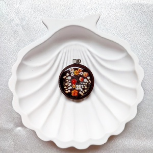 Virágos Kert Kézműves Műgyanta Medál Fa Színű Kerek Alapon - ékszer - nyaklánc - medálos nyaklánc - Meska.hu