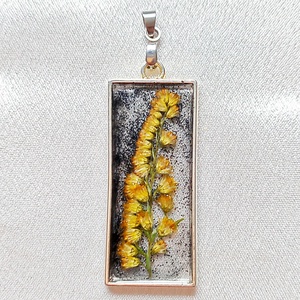 Fekete csillámos kézműves téglalap medál valódi sárga virágokkal - Meska.hu