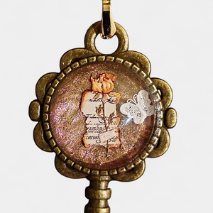 Vintage stílusú üveglencsés medál kulcs alakú romantikus szívekkel - ékszer - nyaklánc - medálos nyaklánc - Meska.hu