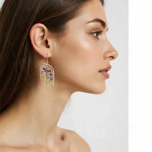 Elegáns szögletes fülbevaló valódi préselt lila virágokkal  - ékszer - fülbevaló - lógó fülbevaló - Meska.hu