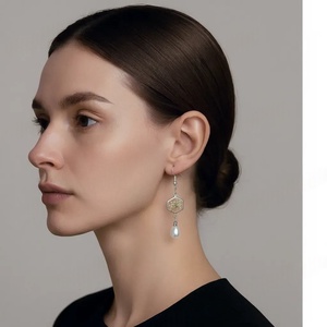 Elegáns apró lógó fülbevaló valódi préselt fehér virágokkal és gyöngyökkel - ékszer - fülbevaló - lógó fülbevaló - Meska.hu