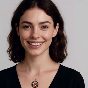 Virágos Kert Kézműves Műgyanta Medál Fa Színű Kerek Alapon - ékszer - nyaklánc - medálos nyaklánc - Meska.hu