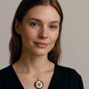 Fehér Margaréta Virág Műgyanta Kerek Medál Fa Színű Alapon - ékszer - nyaklánc - medálos nyaklánc - Meska.hu